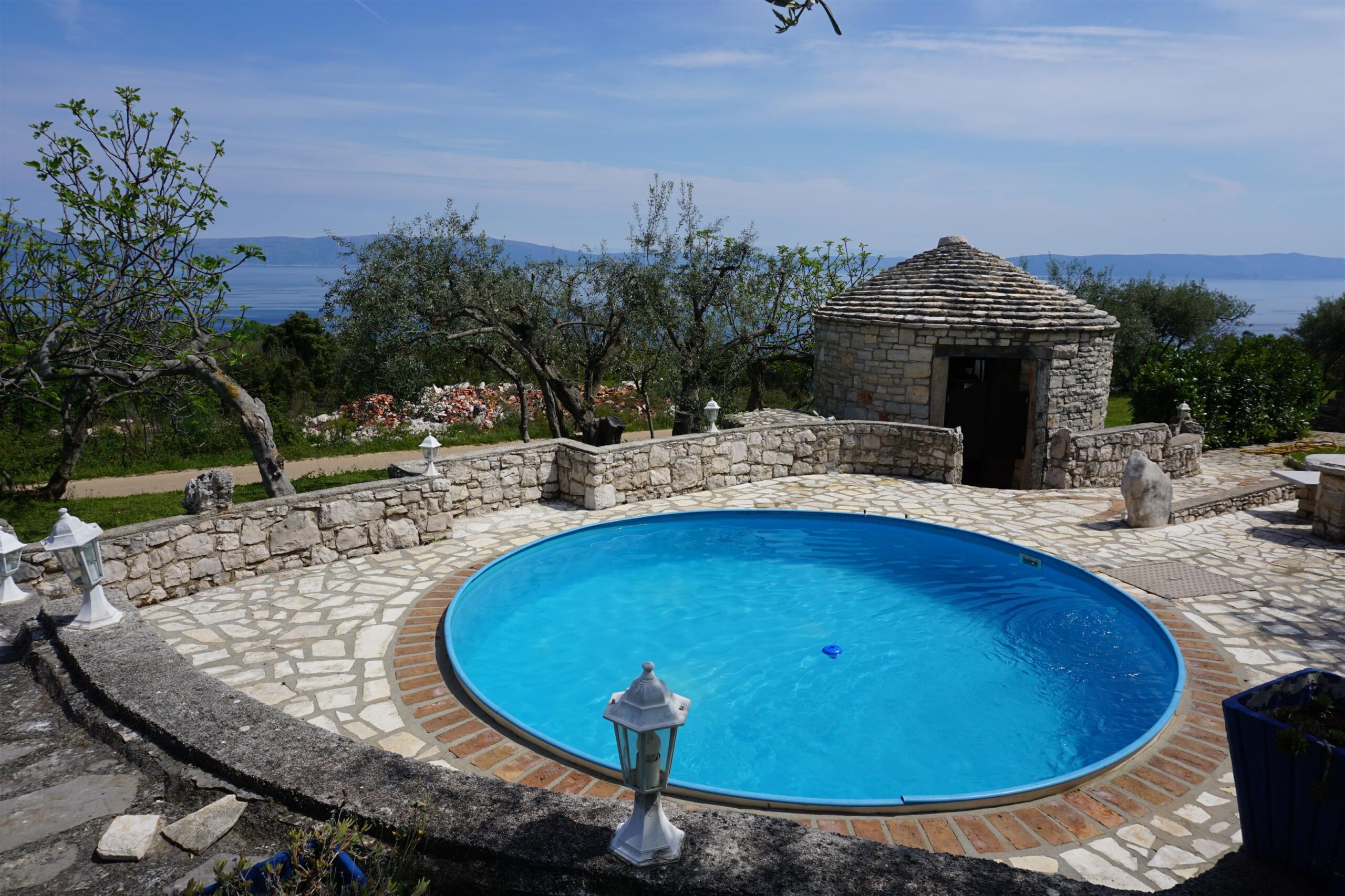 Pool with traditional Istrian stone house - kažun