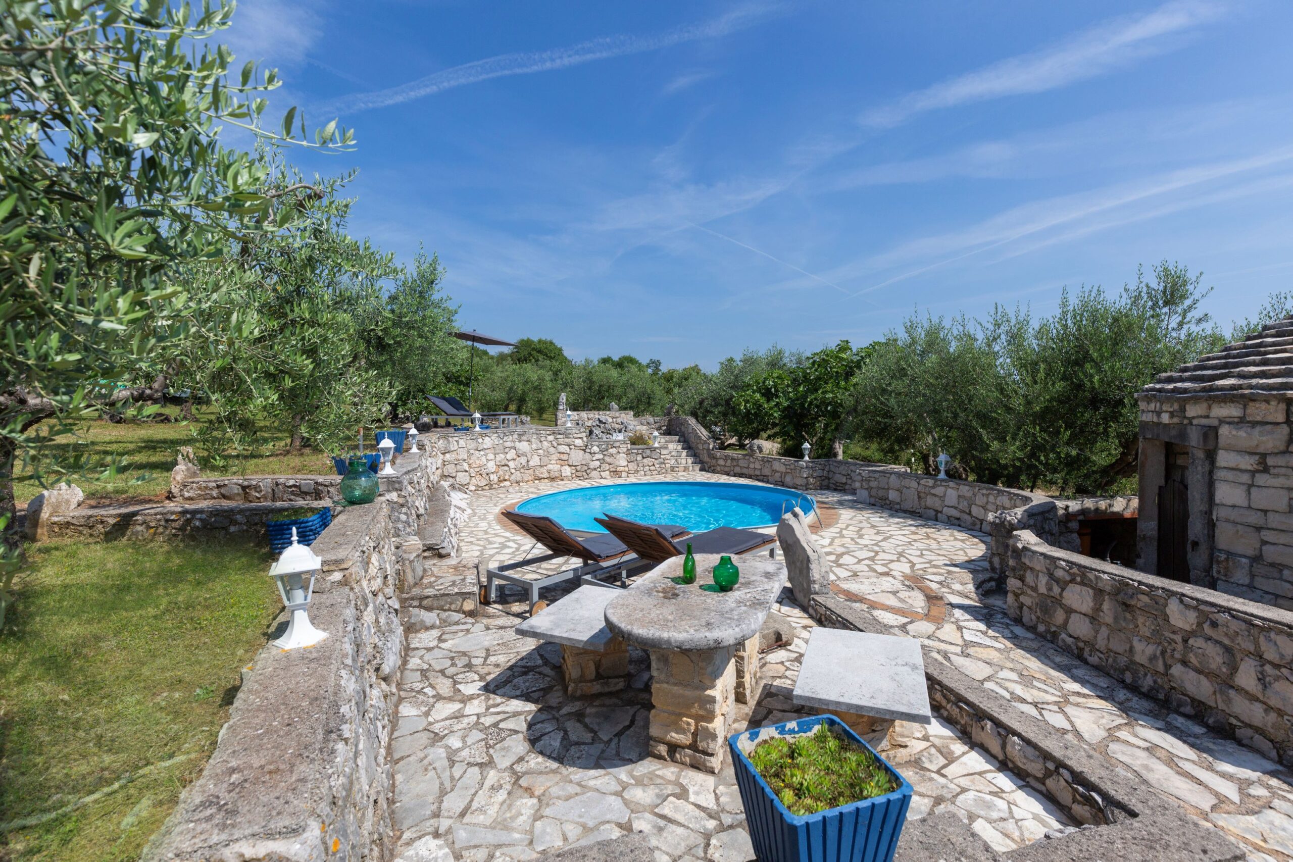 Pool from the side view od the front yard