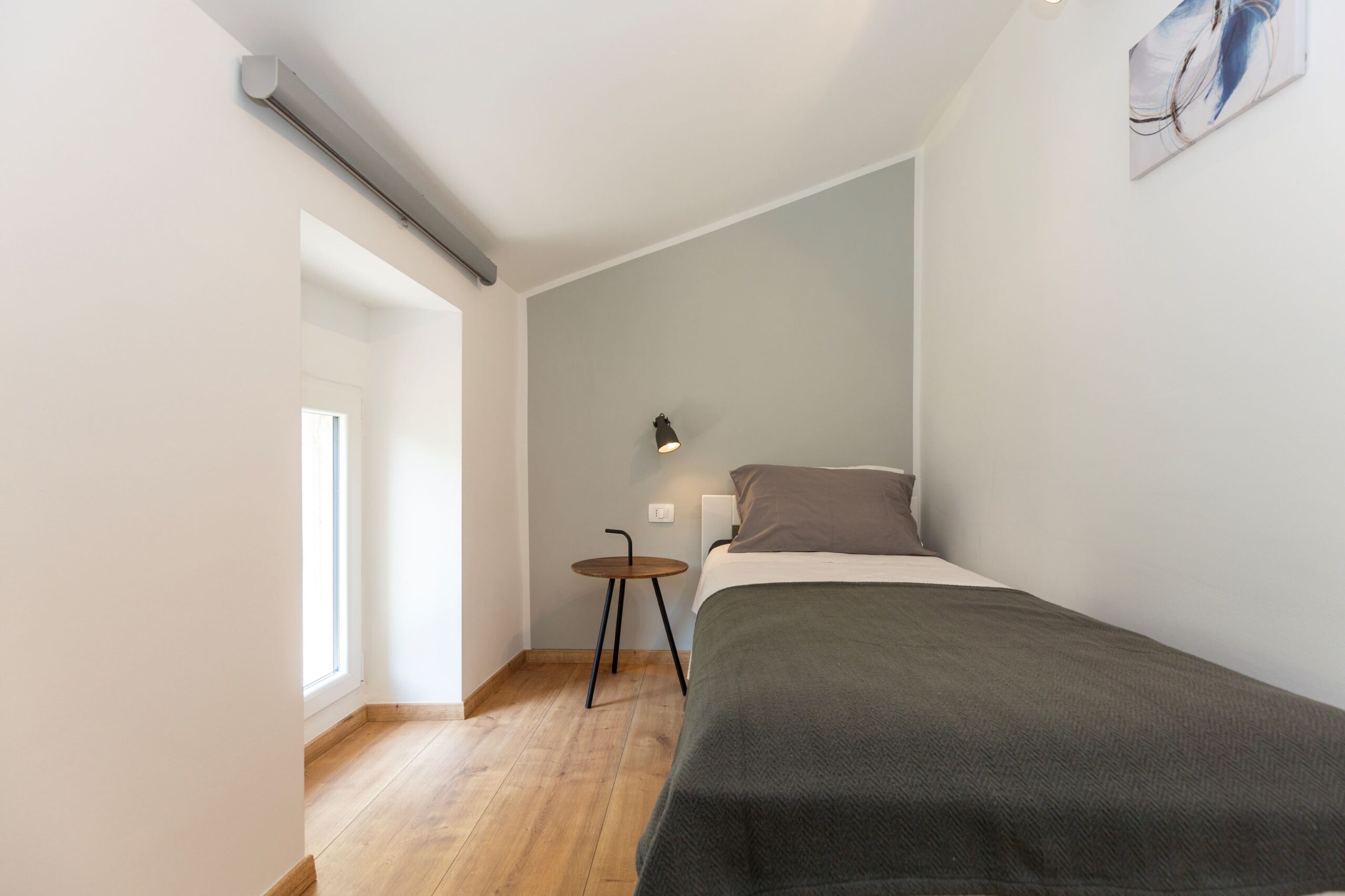 A second bedroom with bed for one and window