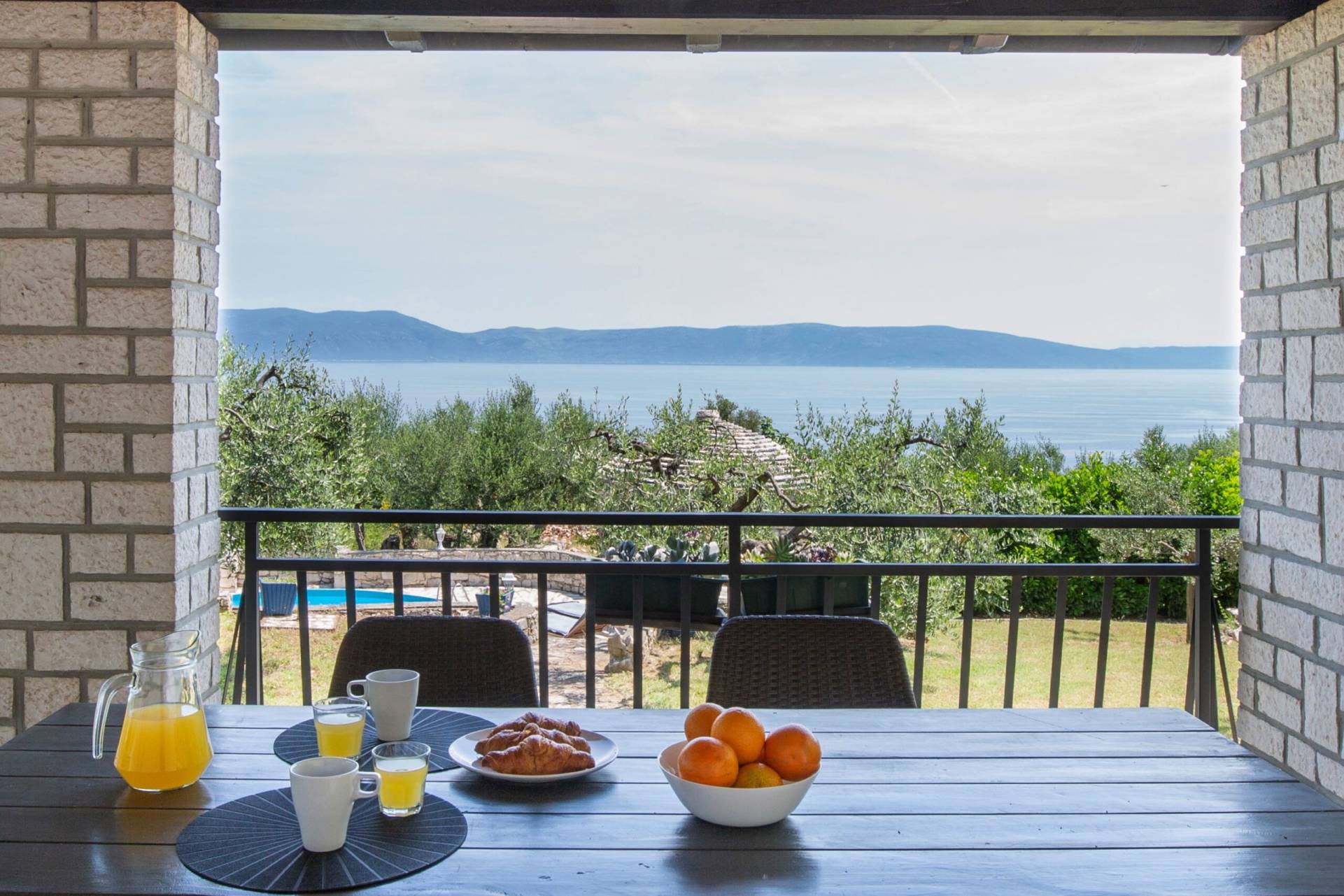 Closer terrace view to the front yard and Adriatic sea