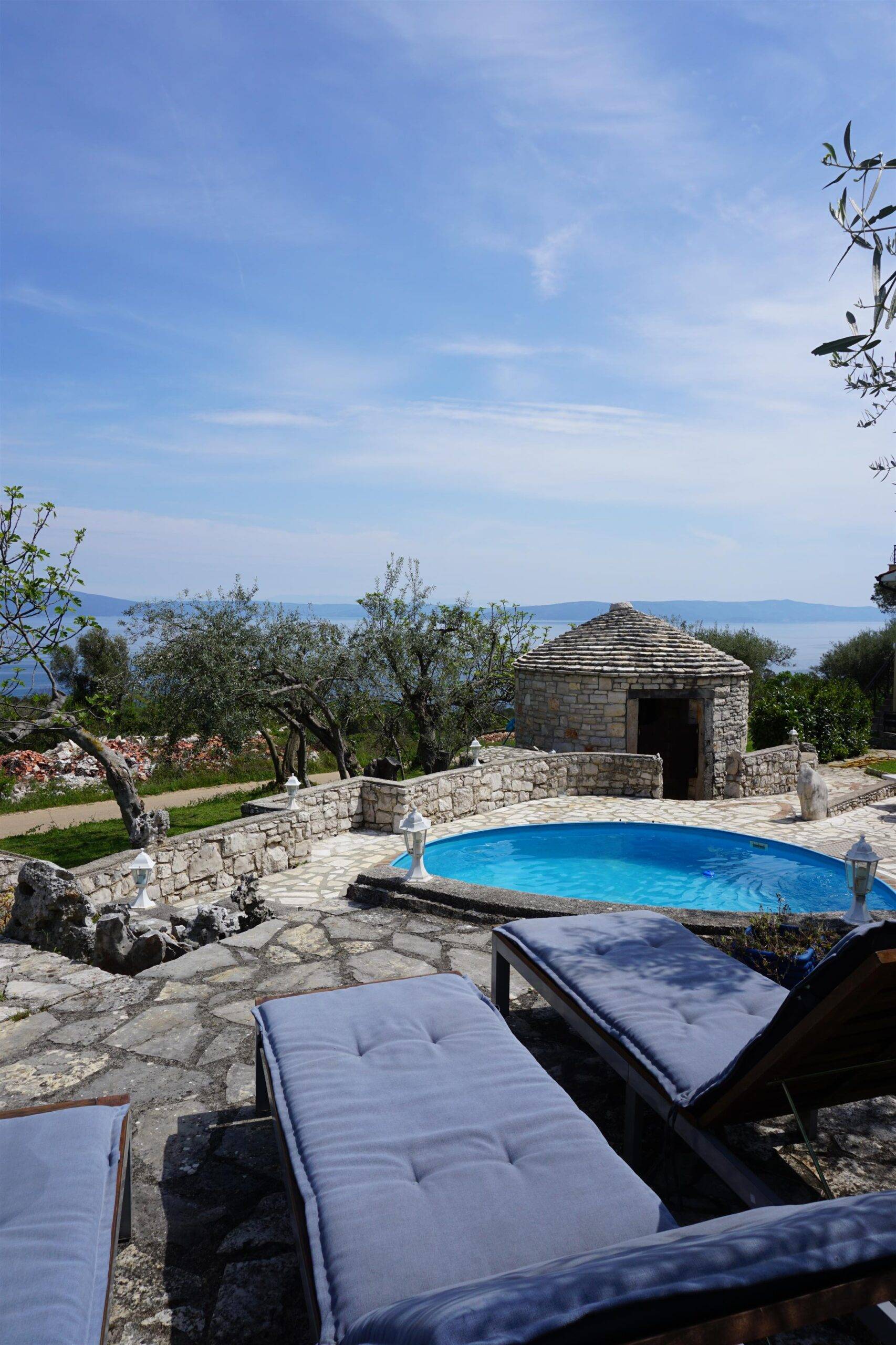 Pool with traditional Istrian stone house - kažun and beach chairs