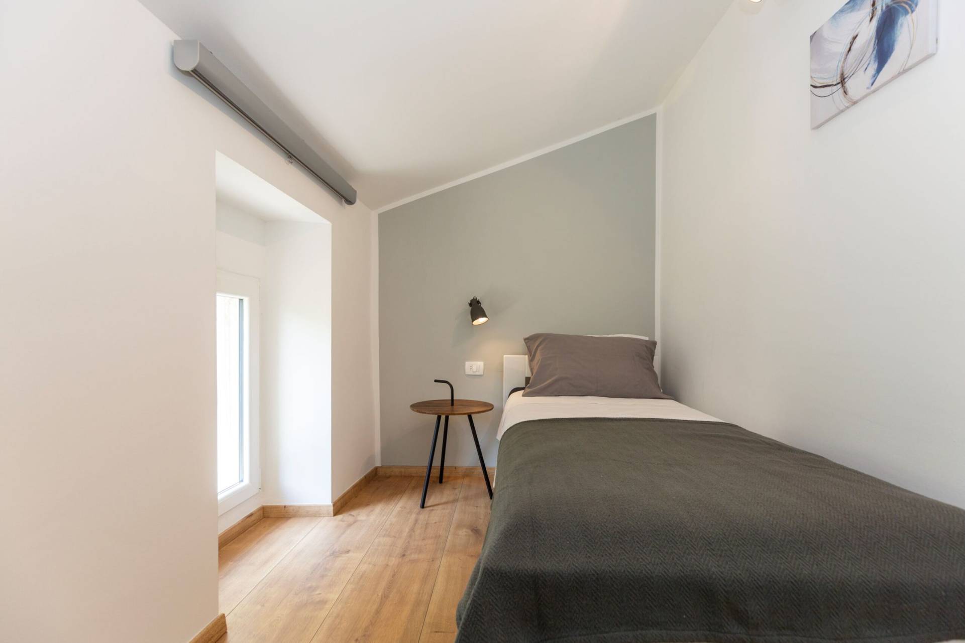 A second bedroom with bed for one and window